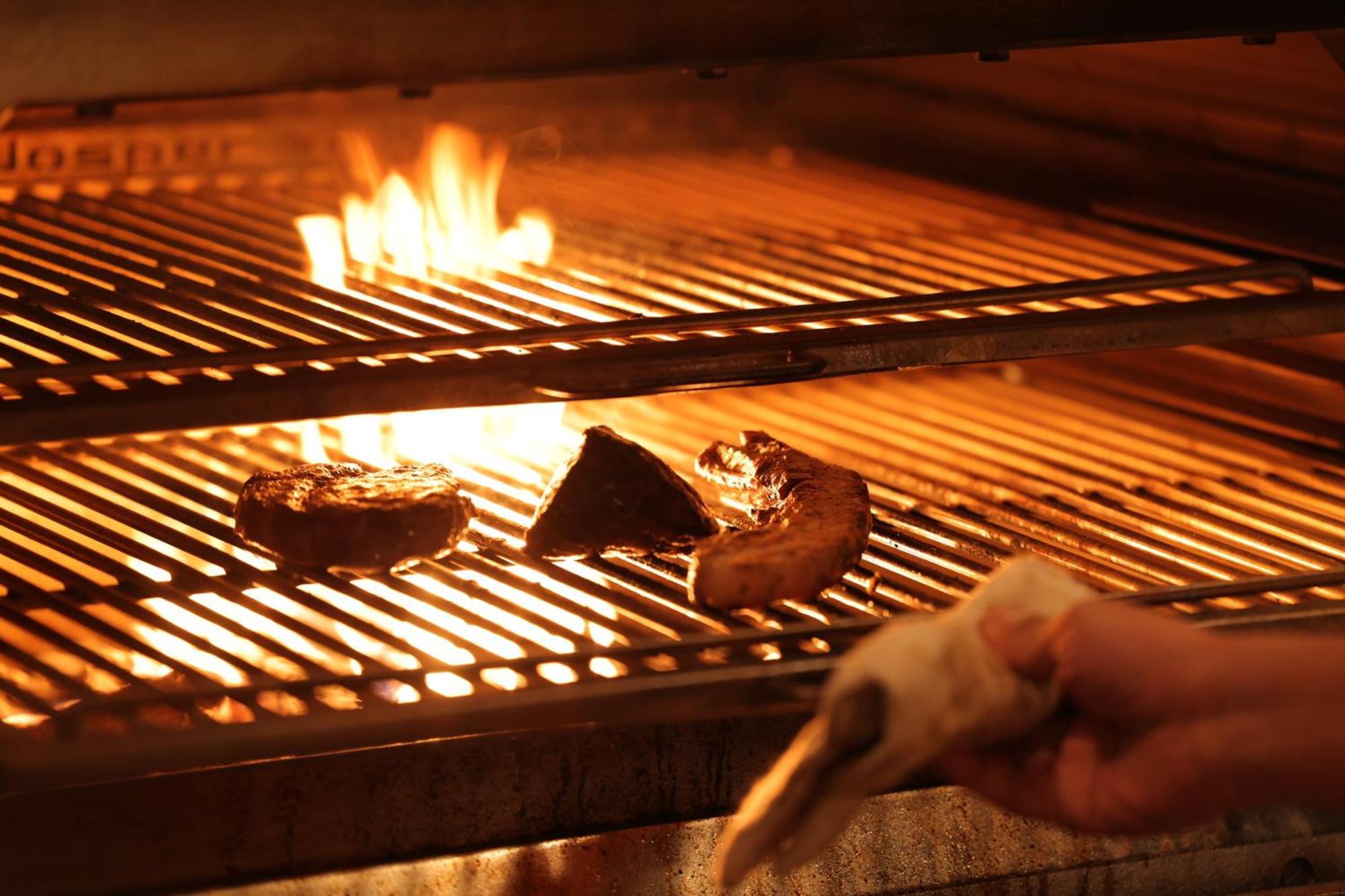 Nohga Hotel Kiyomizu Quioto Exterior foto Cooking over a wood-burning grill