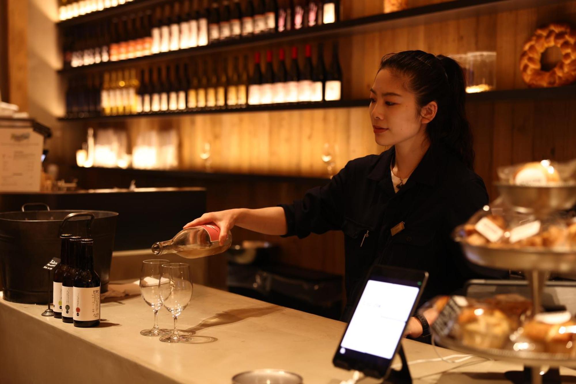 Nohga Hotel Kiyomizu Quioto Exterior foto A waitress at work