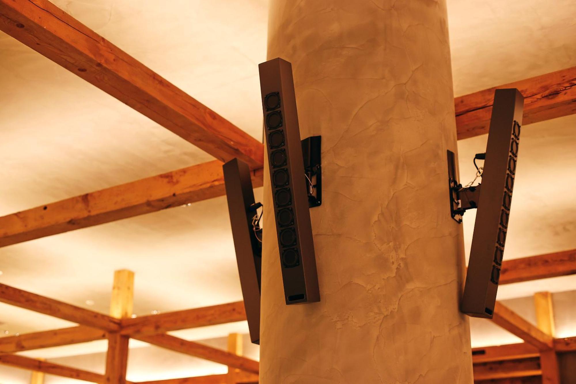 Nohga Hotel Kiyomizu Quioto Exterior foto A pair of line array loudspeakers mounted on a column